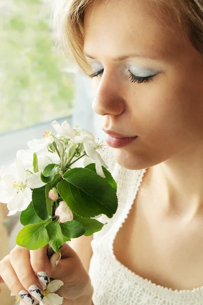 꽃 냄새맡는 여자 — 스톡 사진