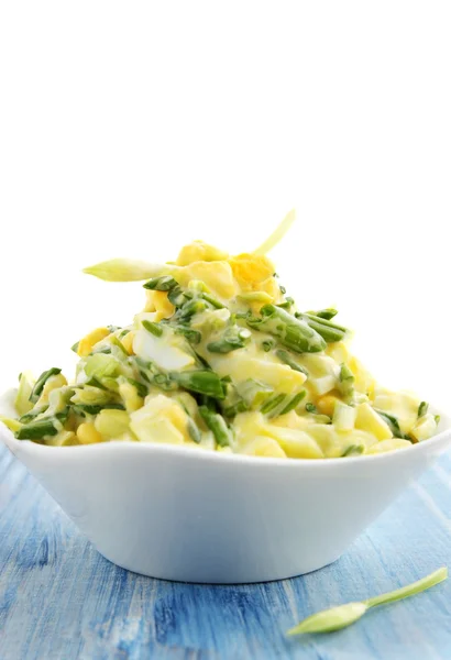 Salat auf weißem Hintergrund — Stockfoto