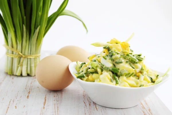 Салат с яйцами на борту — стоковое фото