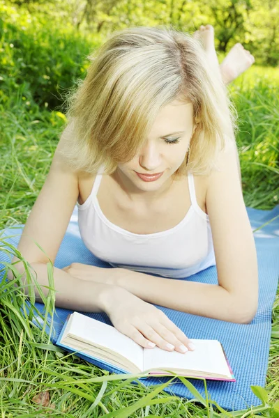 Блондинка читает книгу — стоковое фото