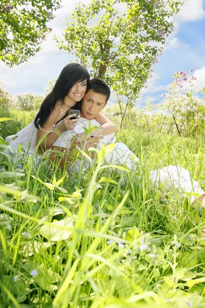 Casal sentado na grama — Fotografia de Stock