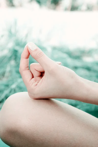 Hand in Hand im Yoga-Mudra — Stockfoto