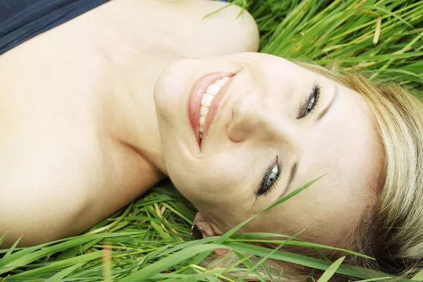 Ležící na trávě — Stock fotografie
