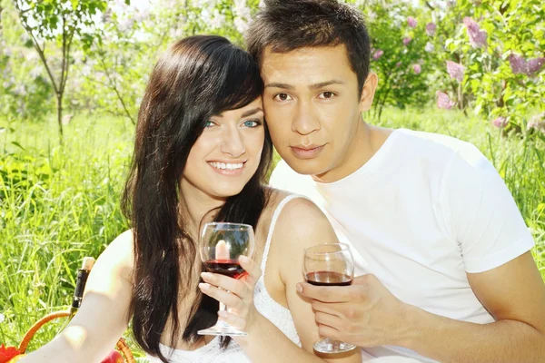 Uomo e donna che bevono vino — Foto Stock