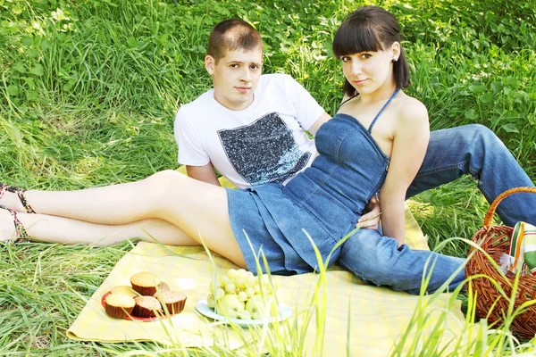Coppia su un picnic — Foto Stock