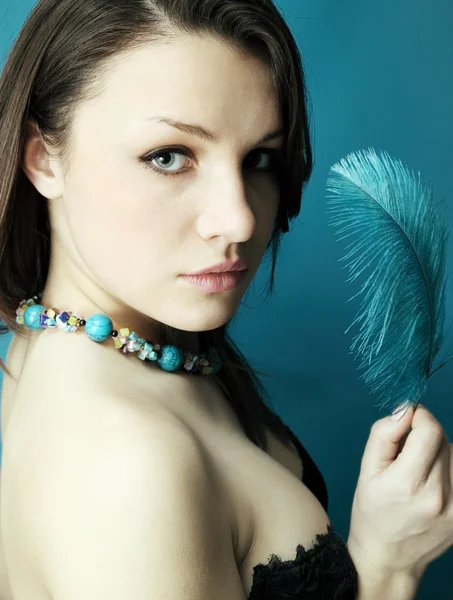 Vrouw met een turquoise — Stockfoto