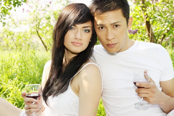 Jovem casal beber vinho — Fotografia de Stock