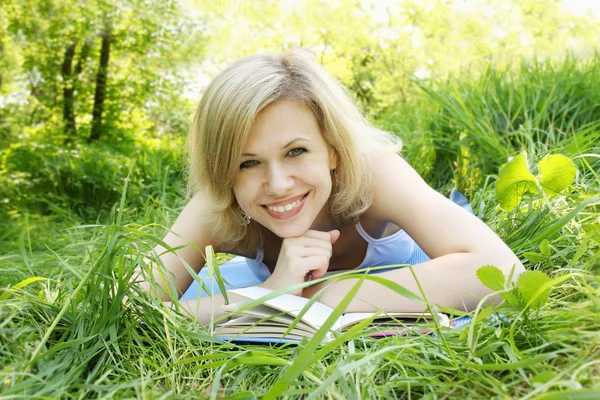 Jovem mulher com livro — Fotografia de Stock