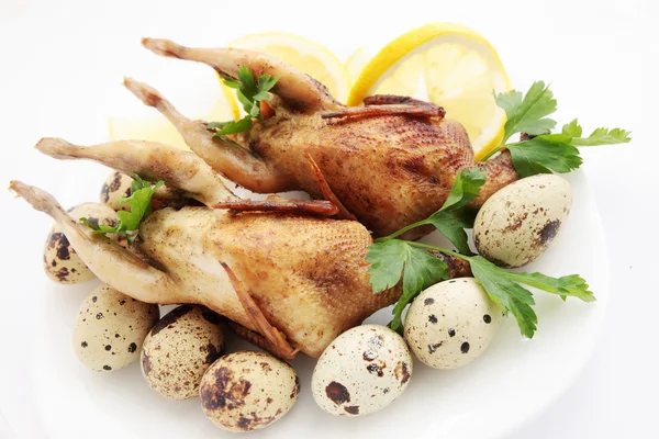 Pişmiş quai ve yumurta — Stok fotoğraf