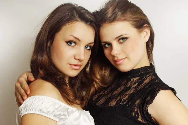 Δύο νεαρά κορίτσια — Φωτογραφία Αρχείου
