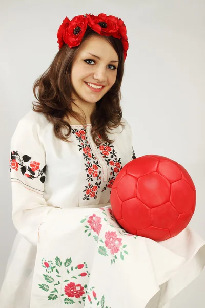 Ucraniano detém bola vermelha — Fotografia de Stock
