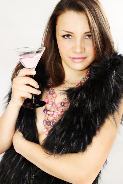 Kobieta w futrze posiada martini — Zdjęcie stockowe