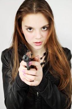 silah tutan kız