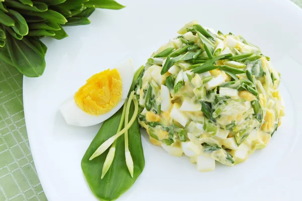 Salada com ramen e ovos — Fotografia de Stock