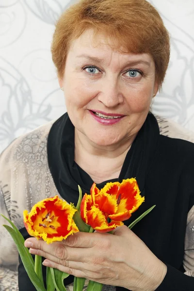 Dame hält Tulpen in der Hand — Stockfoto