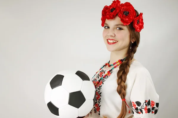 Mujer ucraniana sosteniendo una pelota — Foto de Stock