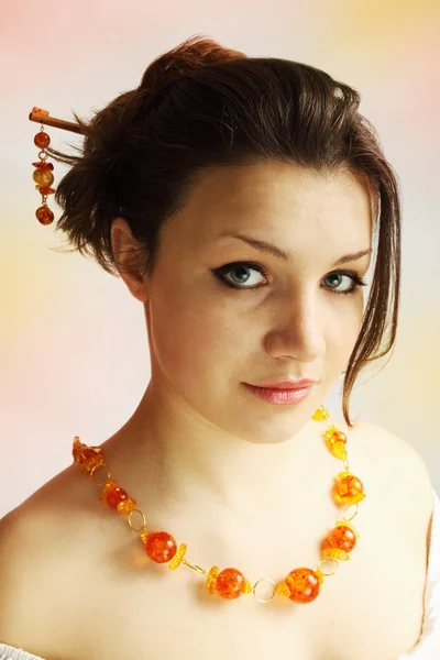 Vrouw in de amber ketting — Stockfoto
