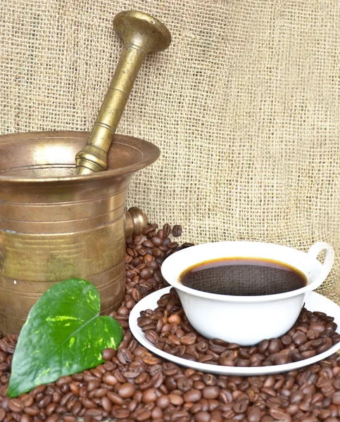 Κόκκοι καφέ και μύλος καφέ — Φωτογραφία Αρχείου