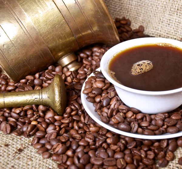 Кофейные зёрна с чашкой и старинной мельницей — стоковое фото