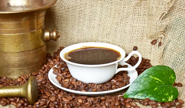 Kaffe bakgrund - kaffe kvarn med kopp och bönor — Stockfoto