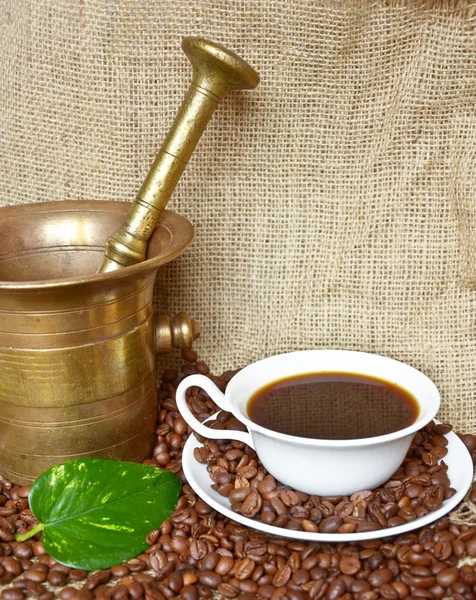 Kawa filiżanki i zabytkowe młyn na tle starodawny worek — Zdjęcie stockowe