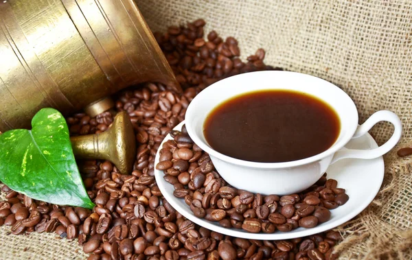Fondo de café con molino taza y saco —  Fotos de Stock