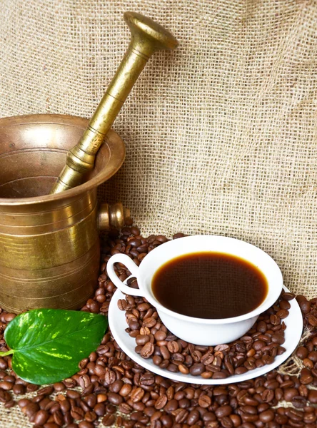 Varmt kaffe och kaffebönor — Stockfoto