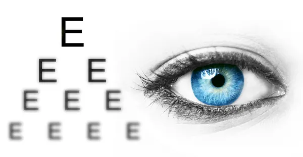 Tabla de pruebas oculares y ojo humano azul — Foto de Stock
