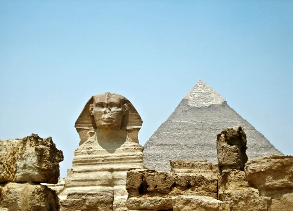 La Esfinge y la Gran Pirámide en Egipto - Giza — Foto de Stock
