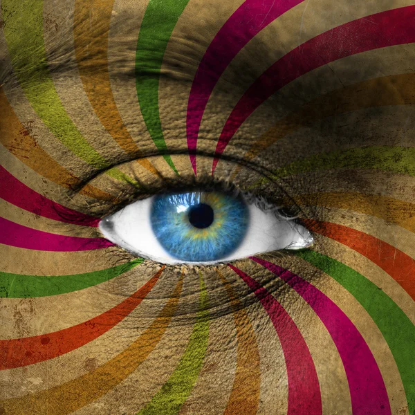 Blauw oog en abstracte kleurrijke strepen — Stockfoto