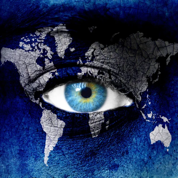 Planeet aarde en blauw menselijk oog — Stockfoto