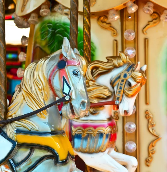 Carrousel - eerlijke conceptuele achtergrond met paarden — Stockfoto