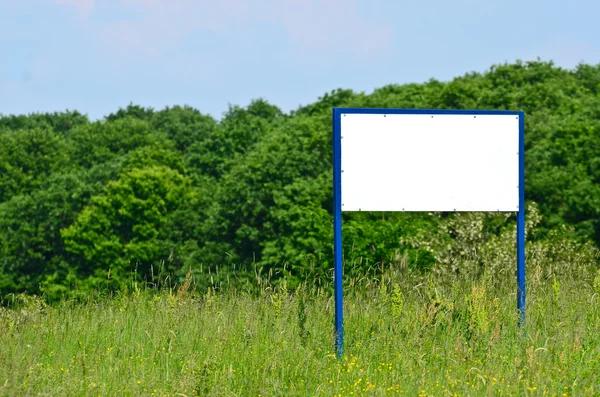 Signo en blanco contra el paisaje — Foto de Stock