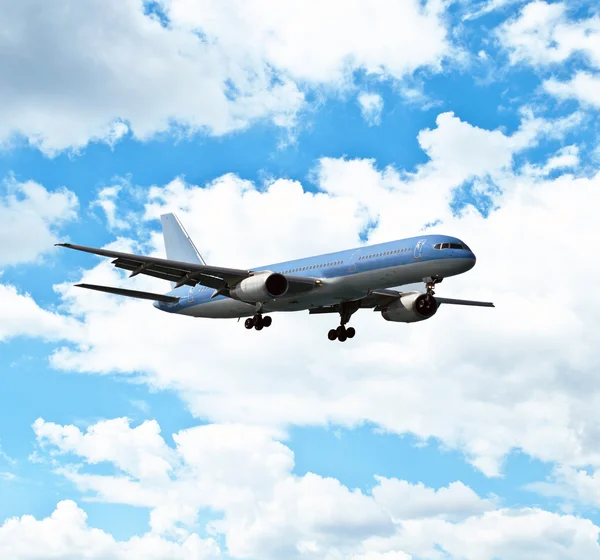 Mavi gökyüzüne karşı uçak — Stok fotoğraf