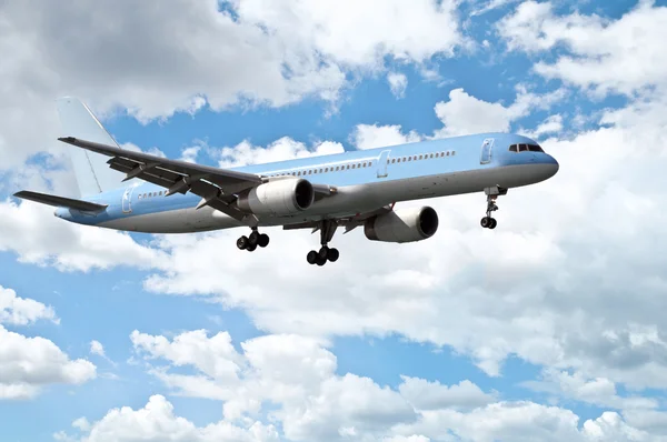 Літак у блакитному небі — стокове фото