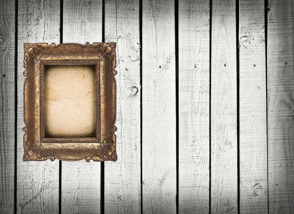 Moldura vintage vazia na parede de madeira branca — Fotografia de Stock