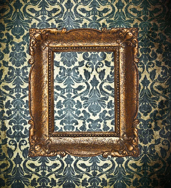 Moldura de ouro ornamental em um papel de parede damasco — Fotografia de Stock