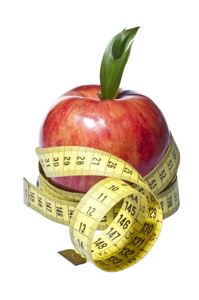 흰색 절연 테이프를 측정 하 여 신선한 빨간 맛 있는 사과 — 스톡 사진