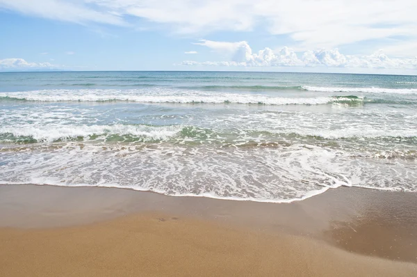 Lege tropisch strand en heldere blauwe hemel — Stockfoto