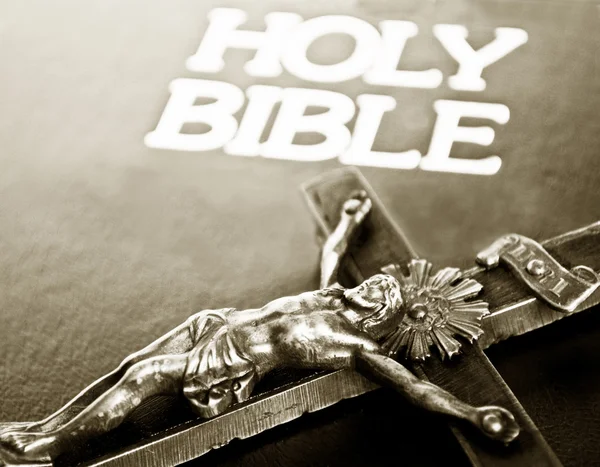 Cross och slutna Bibeln — Stock fotografie