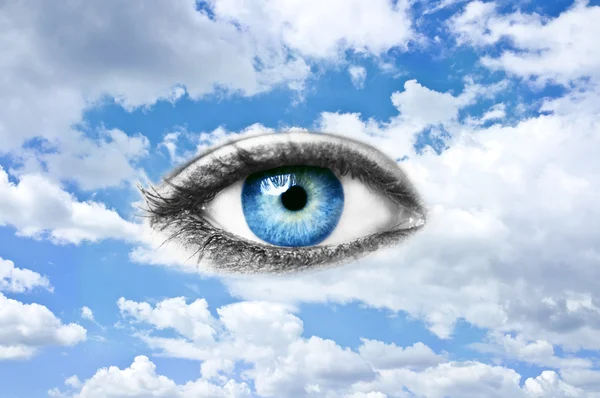 Blått öga och blå himmel — Stockfoto