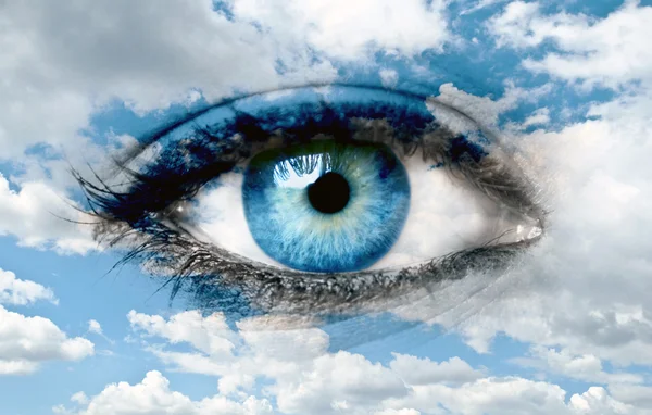 Ojo azul y cielo azul - Concepto espiritual — Foto de Stock