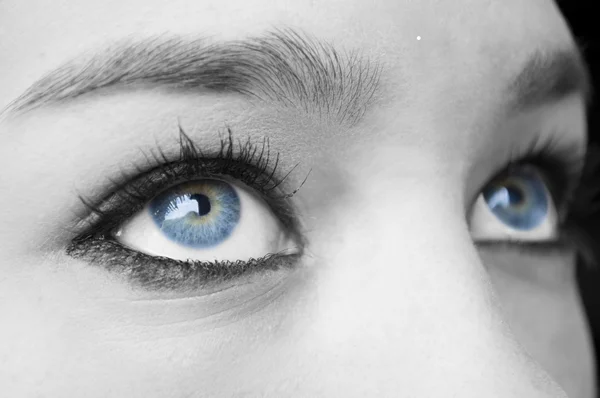 Kobiece oczy niebieskie — Zdjęcie stockowe