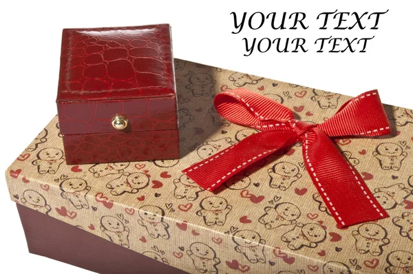 กล่องของขวัญที่มีริบบิ้นสีแดงแยกกันบนพื้นหลังสีขาว — ภาพถ่ายสต็อก