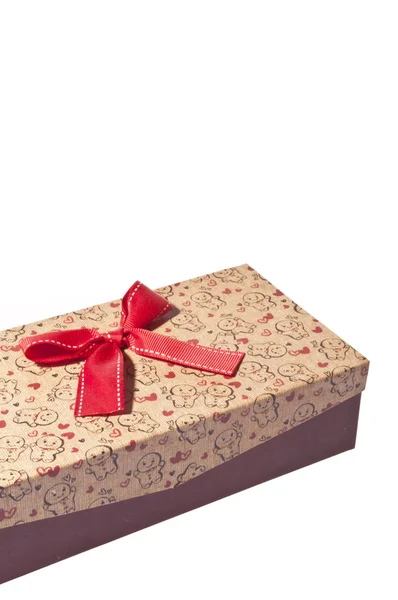 Caixa de presente de Natal com fita vermelha isolada no fundo branco — Fotografia de Stock