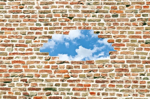 Τοίχο από τούβλα και σύνολο με ουρανό στο κέντρο — Φωτογραφία Αρχείου