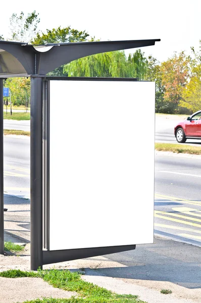 버스 정류장에서 빈 흰색 게시판 — 스톡 사진