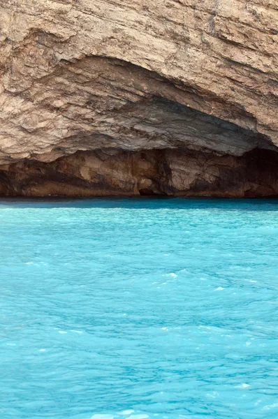 Mar azul-turquesa e rochas — Fotografia de Stock