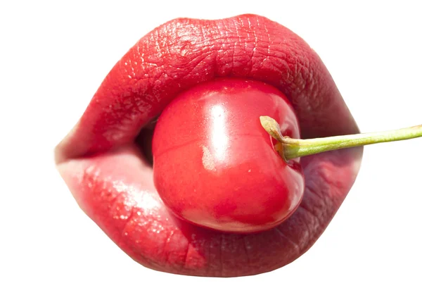 Mulut wanita muda dengan ceri merah closeup — Stok Foto