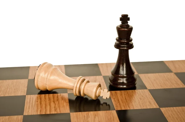 Reyes de ajedrez en tablero de ajedrez — Foto de Stock